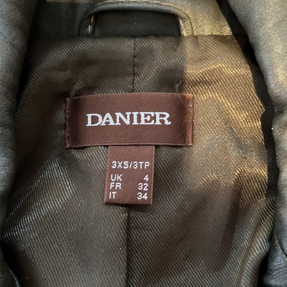 It is a army green DANIER 3XS leather jacket - Picture 3 of 8